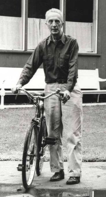 Norman Rockwell used American bicycles in his art, but his primary bicycle was a British 1965 Rudge 3 speed Roadster, which he loved to ride around his hometown of Stockbridge, Massachusetts.
