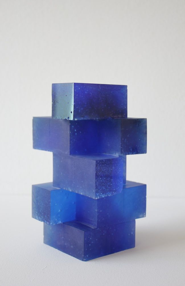 Sculpture en verre bleu, la sculpture est une ensemble de cube superposé du 5 niveau , chaque étage est composé de 4 cubes non aligné avec la base ou l'étage précèdent