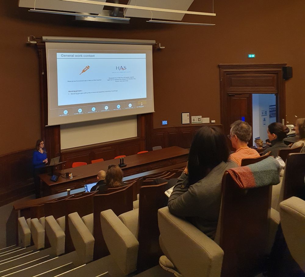 Aurélie Maurin presenting her work in front of a audience at the AC Modélisation annual meeting