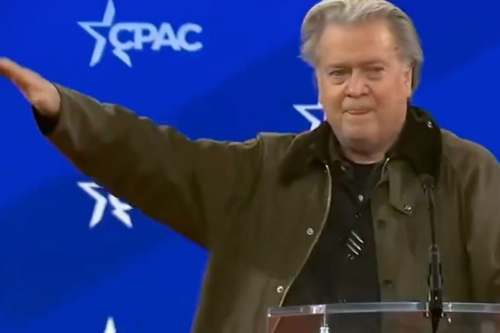 Steve Bannon, Rechtsextremer, der hier definitiv nicht den Hitlergruß zeigt. Ganz bestimmt nicht.