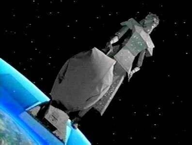 Szene aus Spaceballs, eine riesiges Raumschiff in Form einer Frau mit einem Staubsauger schwebt im Weltall über einem Planeten 