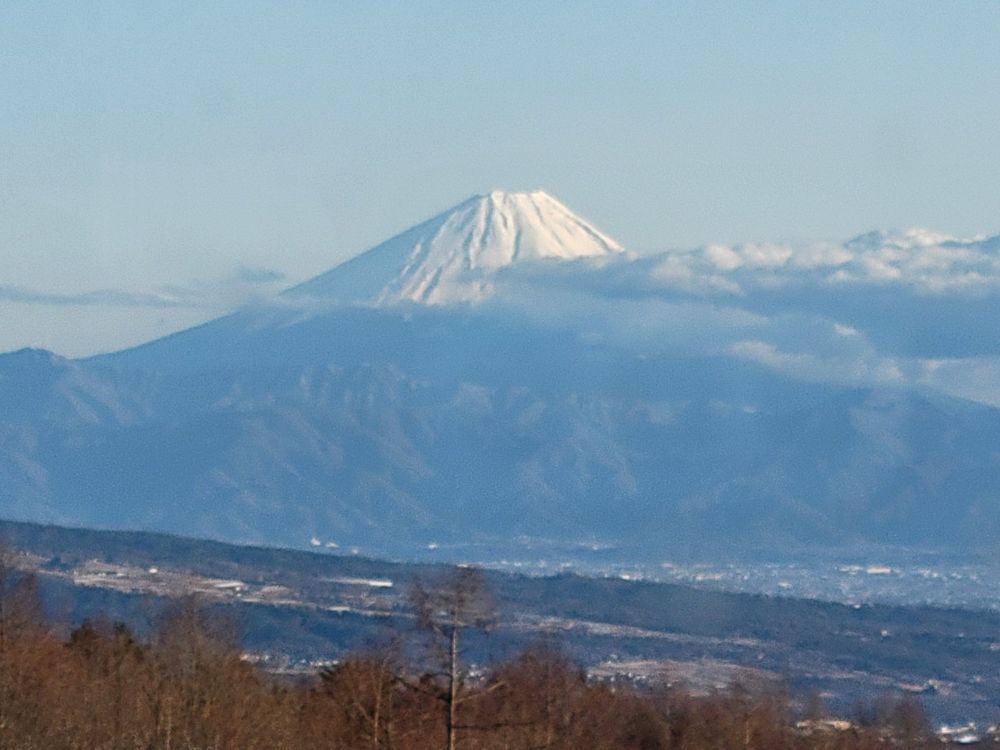 ホテルの展望台から見える雪化粧の富士山🗻。望遠鏡から覗くと山肌が見えた！