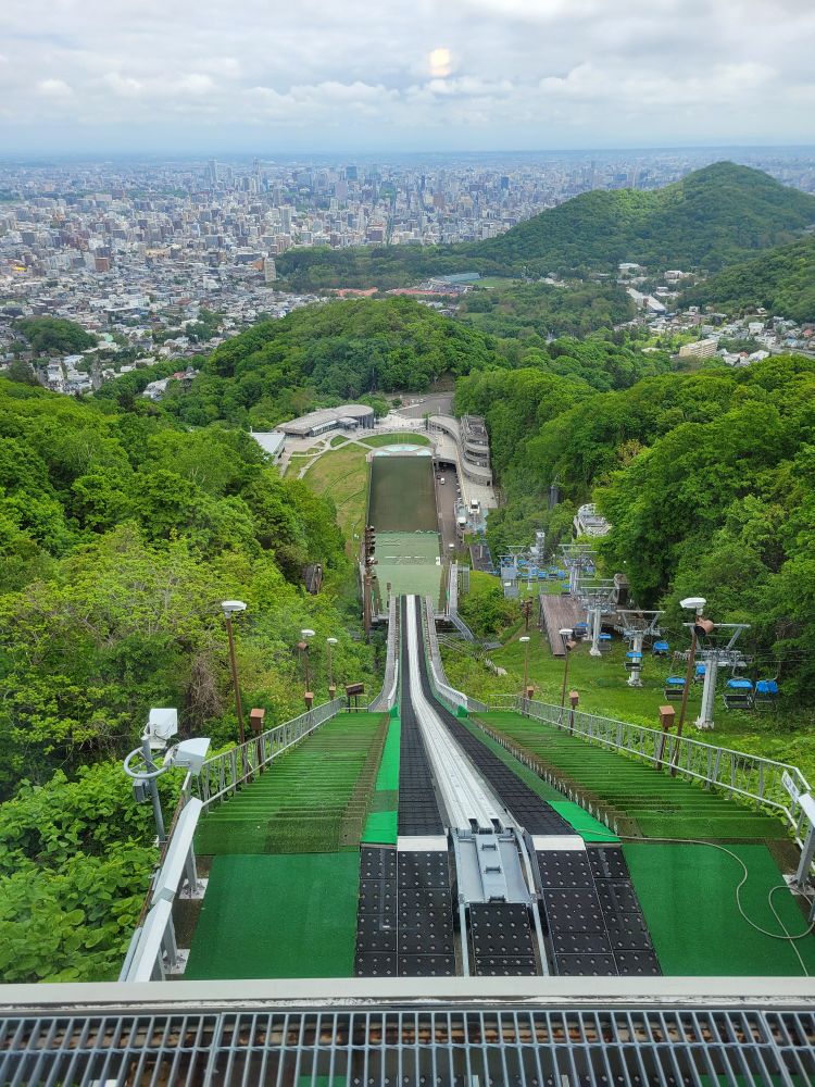 展望室からの眺め…高い！ここから滑り降りるなんて一般人の私から見たら処刑台のように感じる💦でも、スキージャンプって元々は北欧の方？の死刑だったって誰かに聞いたことあるんだけど…たまたま生き延びた人が出てきて競技になったって…なんか納得してしまった😵💧