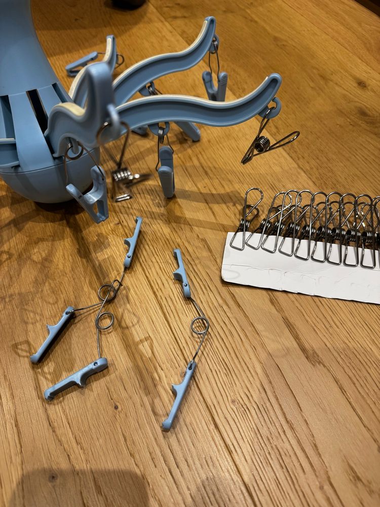 양말걸이의 부러진 플라스틱 집게를 금속집게로 교체한 사진. 