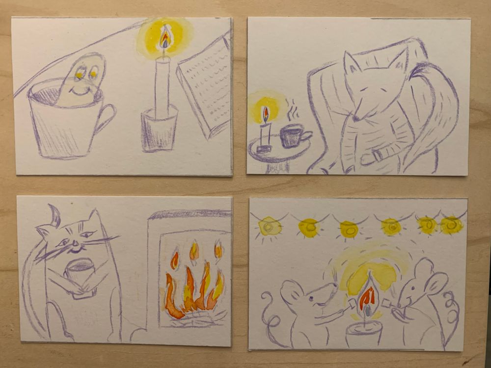 Vier ATC Skizzen mit violettem Aquarellstift von Links oben im Uhrzeigersinn: eins: ein kleiner Geist mit Lächeln sitzt gemütlich in einer Tasse Kakao, daneben leuchtet eine Kerze.
Zwei: ein schläfriger Fuchs mit geschlossenen Augen sitzt in einem Sessel neben einem Tischchen mit einer Tasse Tee und einer leuchtenden Kerze.
Drei: zwei Mäuse braten Marshmallows über eine brennende Kerze.
Vier: neben einem Kaminfeuer sitzt eine Katze mit einer Tasse Kakao in den Pfoten 