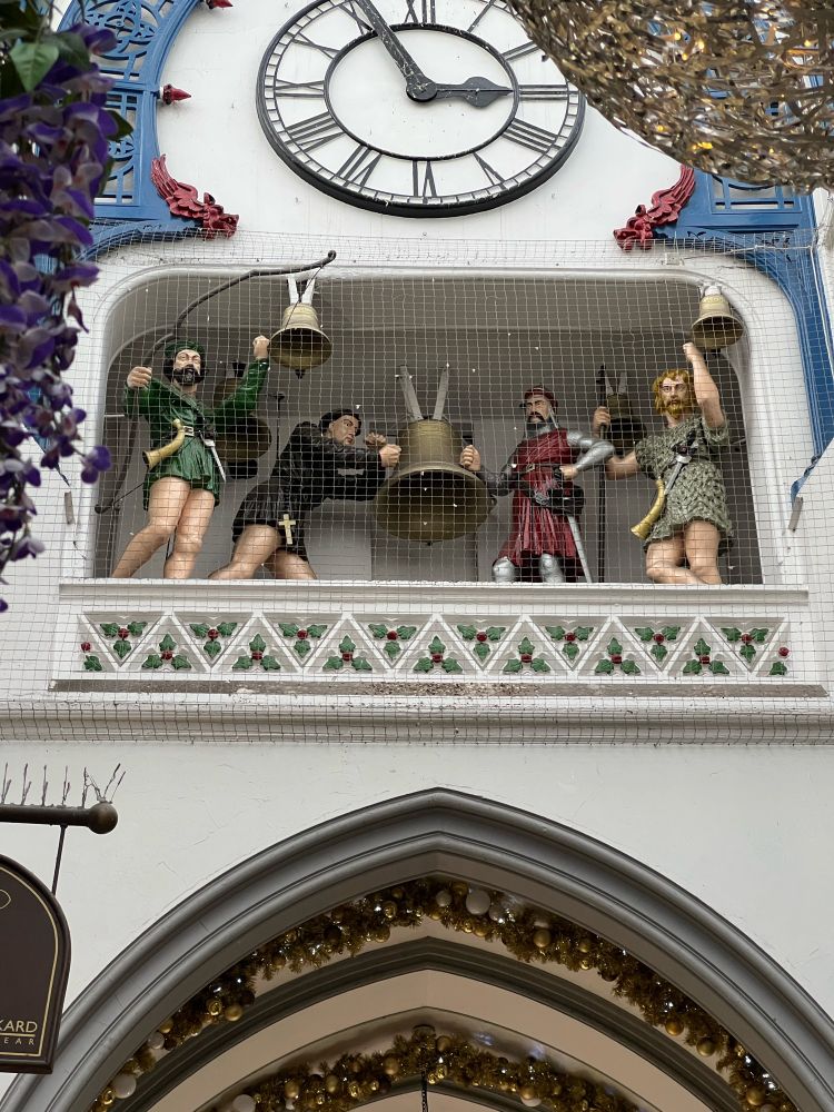 Saucy Robin Hood statues in Leeds?