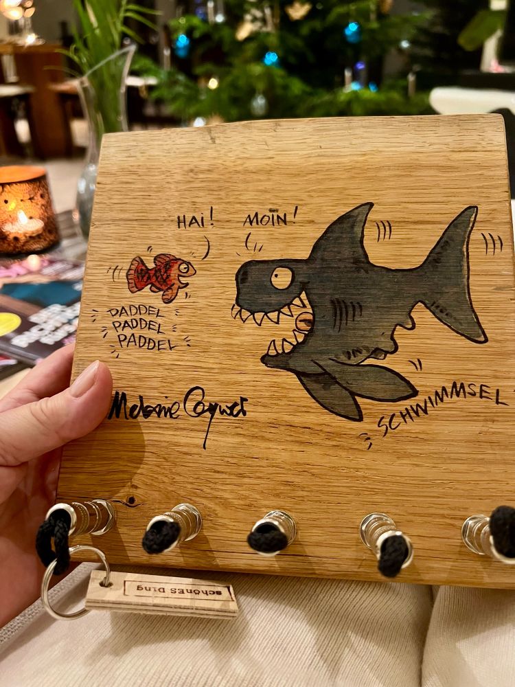 Hai trifft Goldfisch auf Schlüsselbrett. Goldfisch: Hai
Hai: Moin