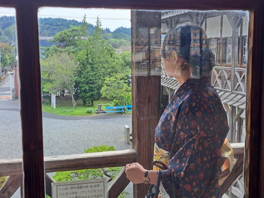 みやぎの明治村、教育資料館にて撮影された筆者。