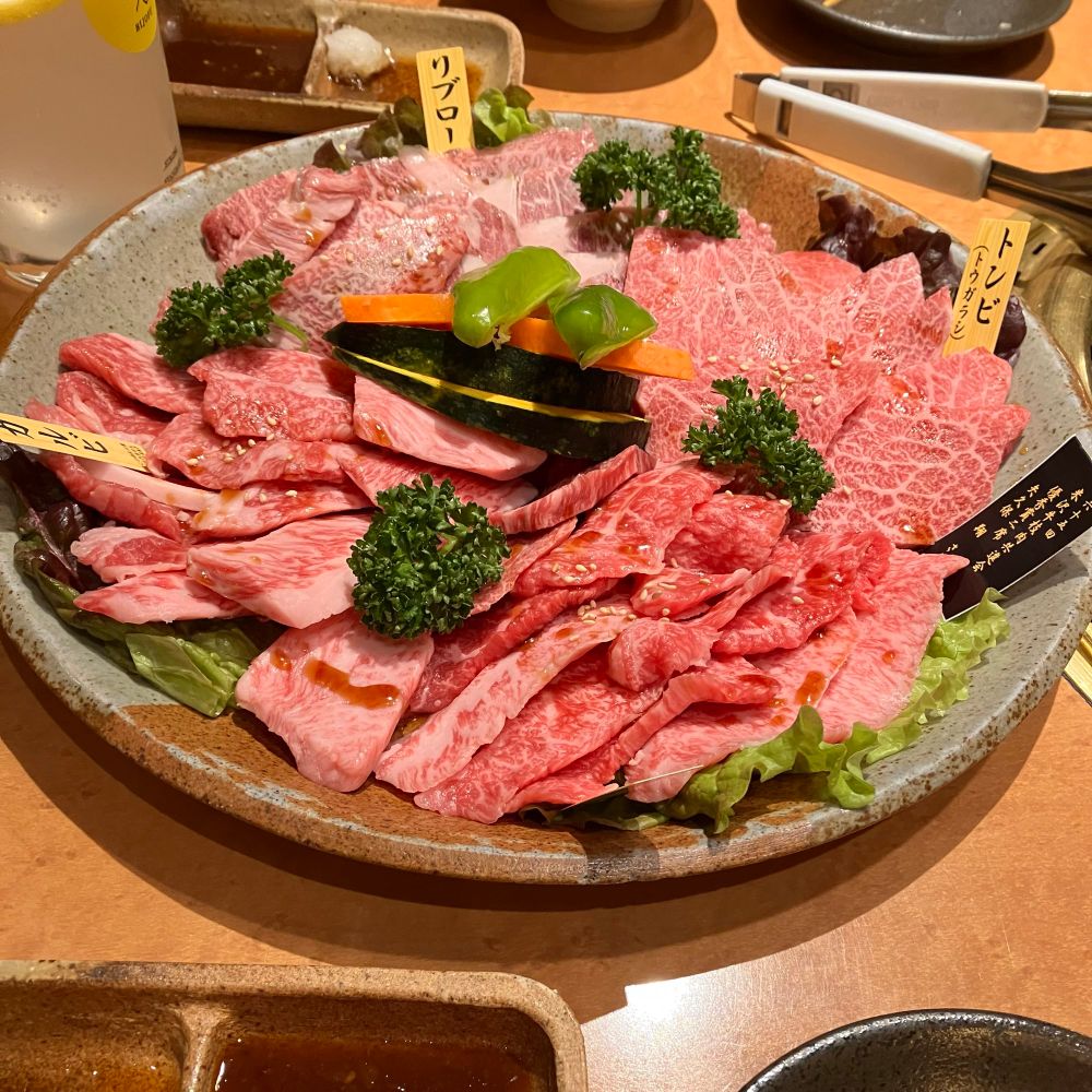焼肉店にて、焼く前の米沢牛の盛り合わせ。