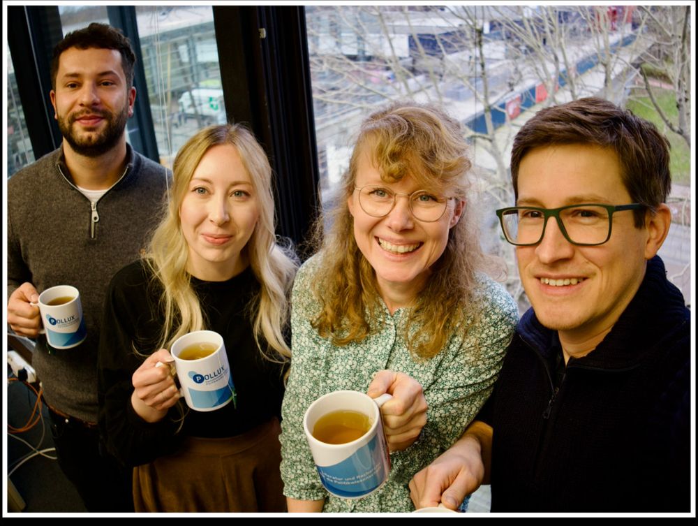 Das Pollux-Team trinkt Tee aus Pollux-Tassen.
