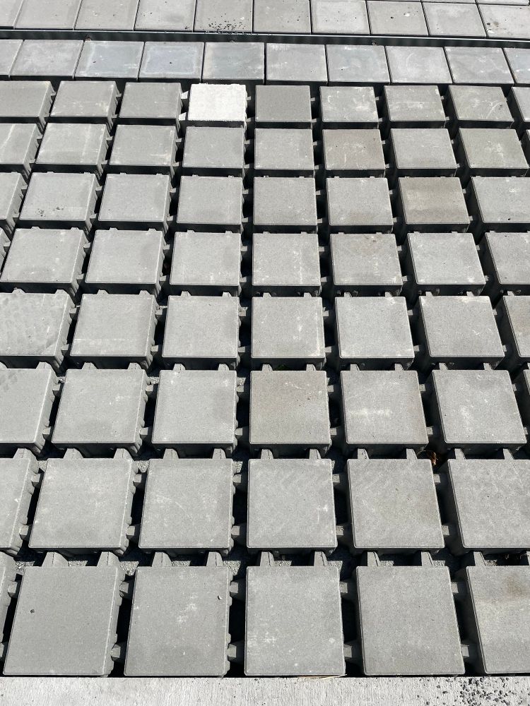 Pavés non jointifs permettant, il me semble, de mettre de la terre dans les joints, absorber l’eau de pluie.