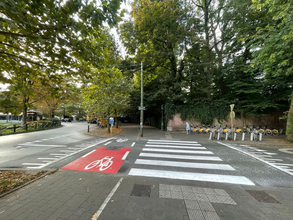 Photo de la nouvelle configuration de la piste cyclable au rond-point Churchill. La piste est enfin prioritaire à toutes les entrées-sorties du rond-point.