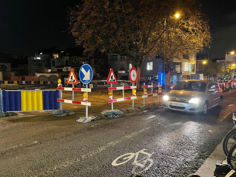 Another car going the wrong way on this short section of temporary one way traffic on Alsemberg.