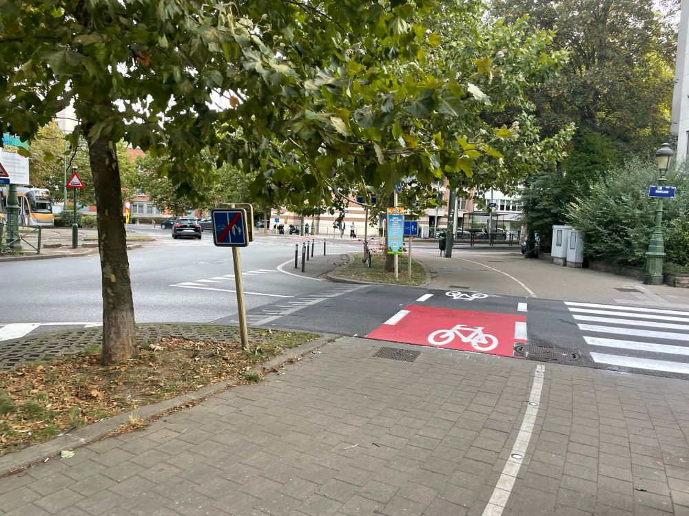 Photo de la nouvelle configuration de la piste cyclable au rond-point Churchill. La piste est enfin prioritaire à toutes les entrées-sorties du rond-point.
