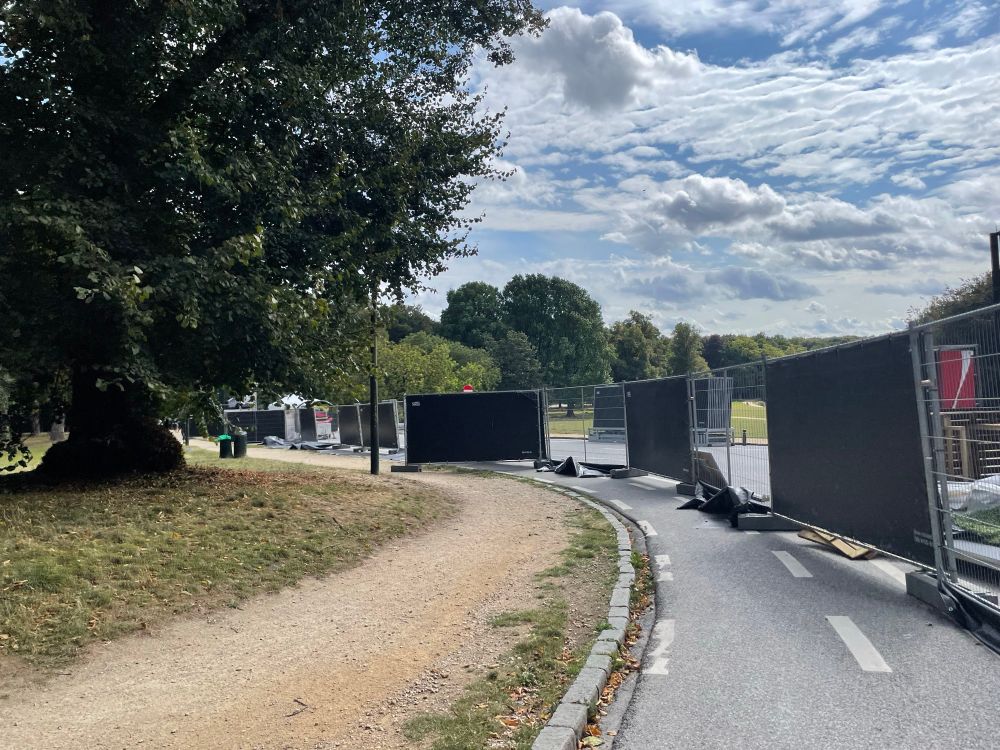 Barrière en travers de la piste cyclable servant aux cycles et PMR durant Fiesta Latina