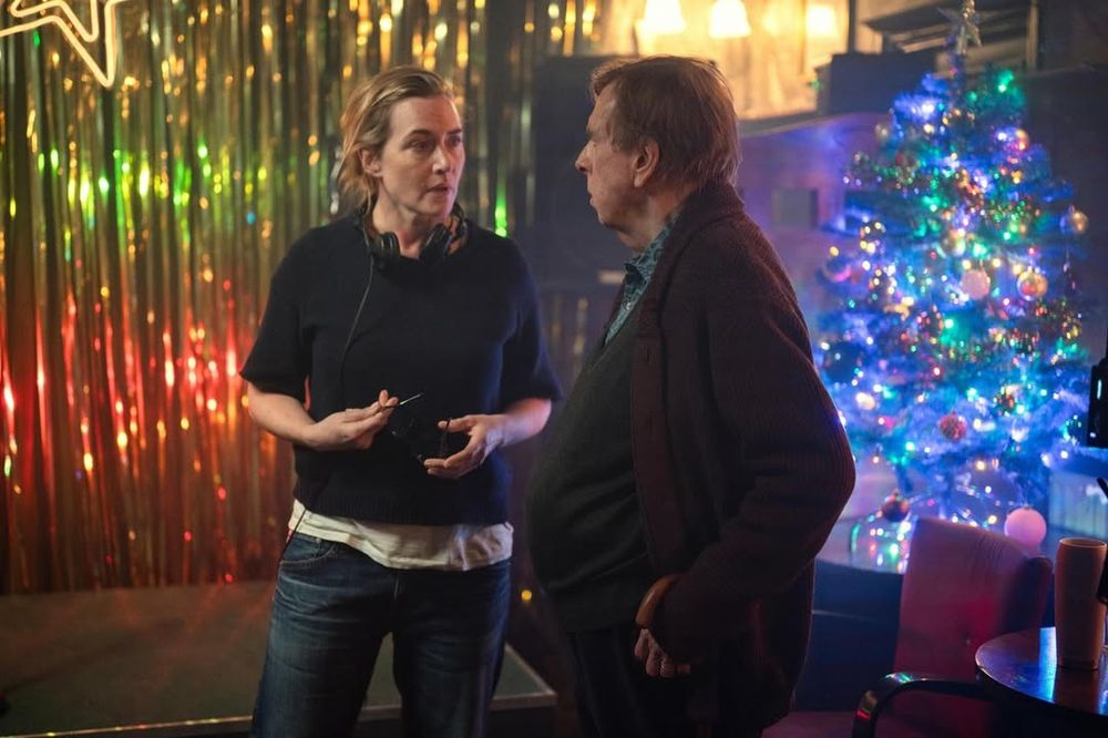 Breaking Baz: Kate Winslet Says She โFeels Greatโ After Making Her Directorial Debut Aged 50 With โGoodbye Juneโ
https://deadline.com/2025/08/kate-winslet-directing-goodbye-june-helen-mirren-toni-colette-1236498680/
#GoodbyeJune #HelenMirren #ToniCollette #JoeAlfieWinsletMendes #JoeAnders #Katewinslet #Netflix #Andreariseborough