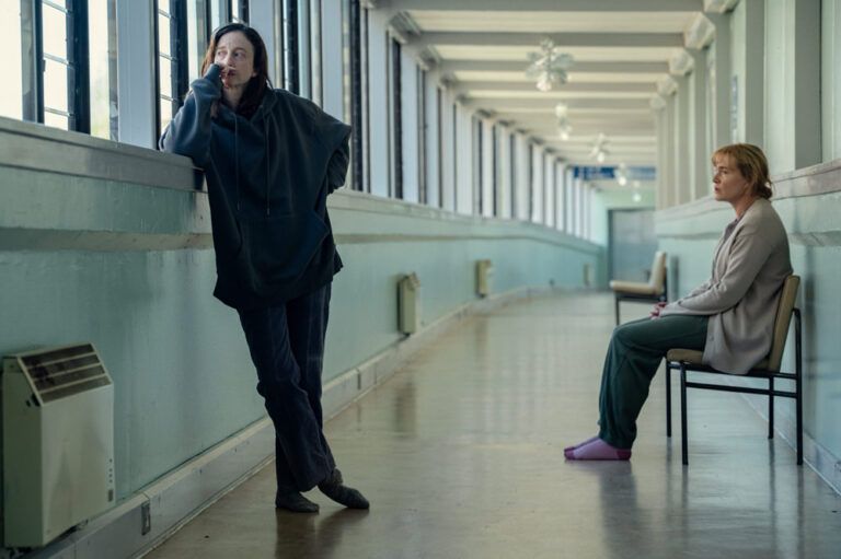 Kate Winslet Shares Trailer for Directorial Debut Goodbye June About an 'Intensely Complicated Family' (Exclusive)
Toni Collette, Andrea Riseborough and Helen Mirren also star in the film, streaming on Netflix Dec. 24

https://youtu.be/vIDoYSWCuzQ?si=DpIyIxVN_xsyFa6l

#GoodbyeJune #Netflix #KateWinslet 
