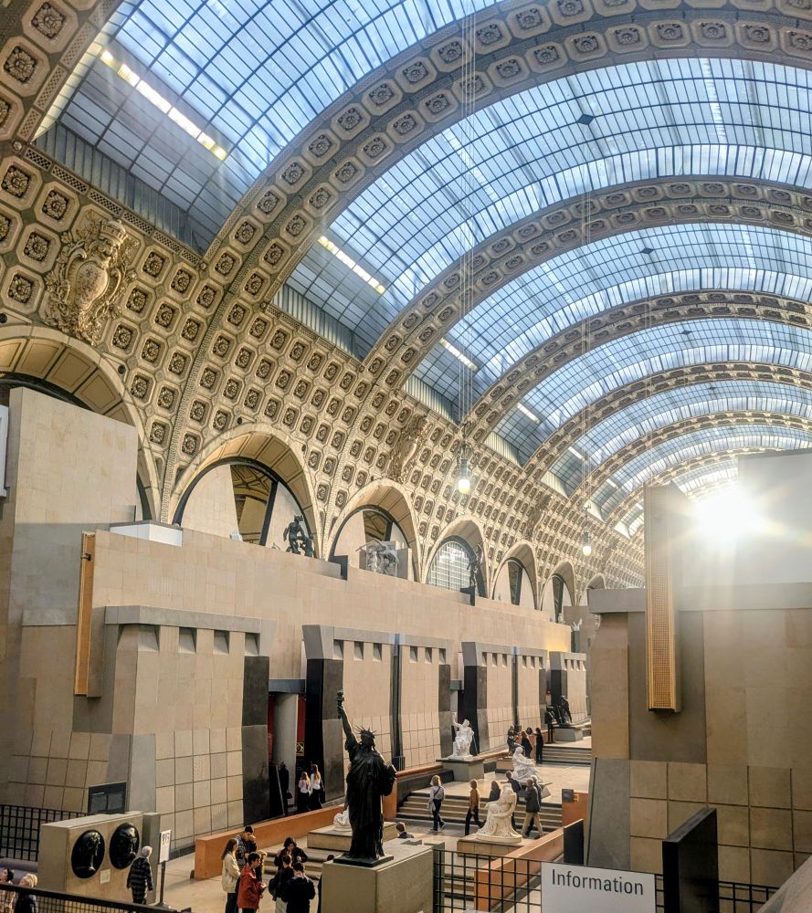 La verrière de la nef du musée d'Orsay éclairé par le sommeil du matin