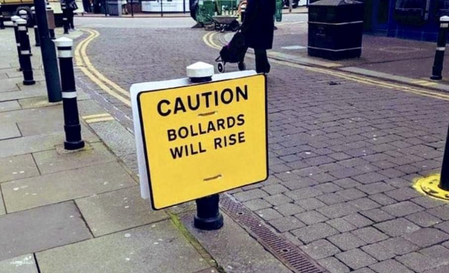 Picture of a bollard „caution, bollards will rise”