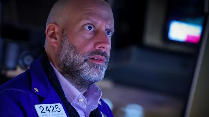 A terrified stock trader witnesses trump's tariff announcement 