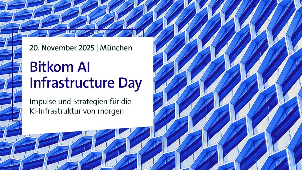 Ankündigung des Bitkom AI Infrastructure Day, der am 20. November 2025 in München stattfindet. Unter dem Namen der Veranstaltung steht „Impulse und Strategien für die KI-Infrastruktur von morgen“. Im Hintergrund eine geometrische Fassadenstruktur.