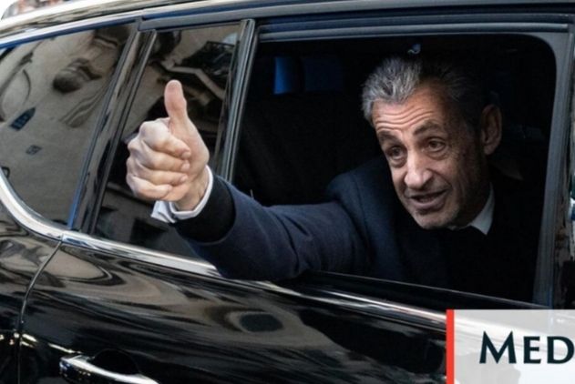 Sarkozy tend son pouce par la fenêtre d'une voiture 