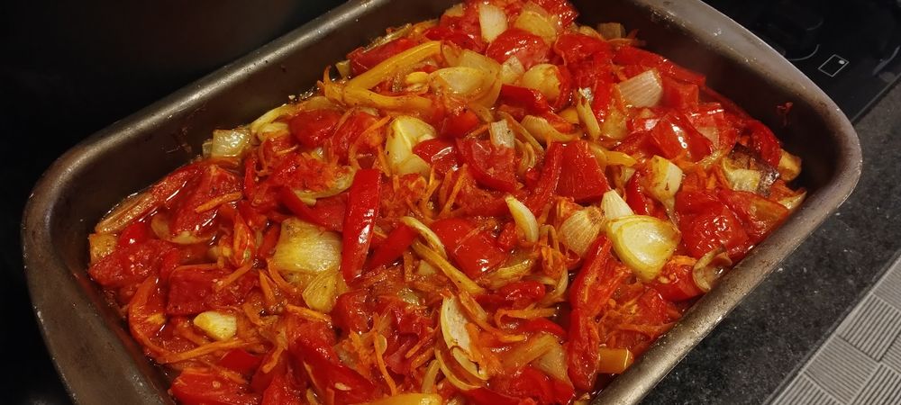 assadeira retirada do forno com legumes assados desmanchando 