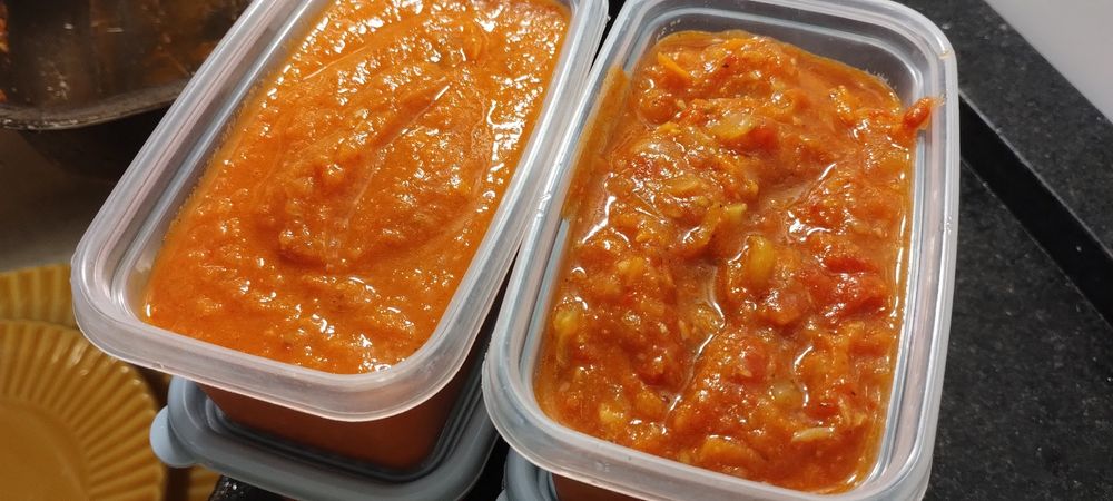 um pote retangular com molho ao sugo e outro com molho rústico