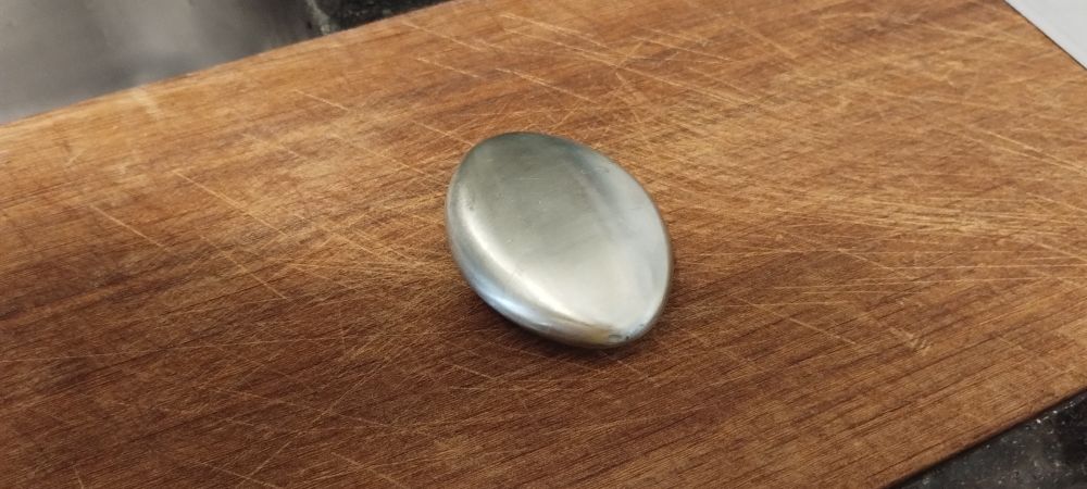sabonete de inox sobre uma base de corte de madeira