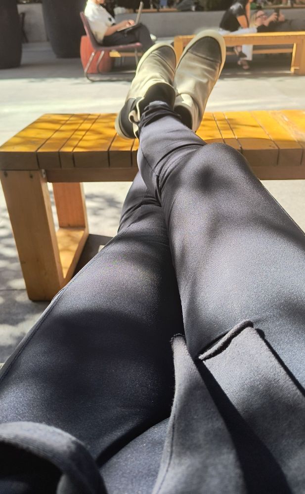 Foto dos meus pés no banco de madeira