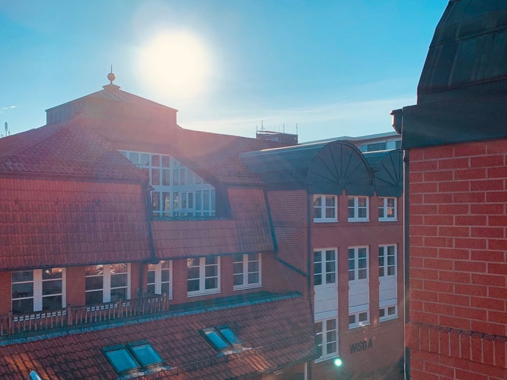 Gebäude der Universität in der Morgensonne