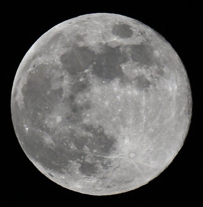 The full moon.

Nikon Z6iii, 400mm, f10, 1/320, ISO100