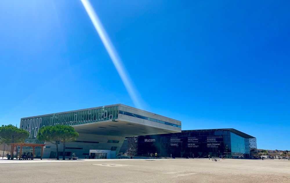 Mucem sous le soleil et le ciel bleu