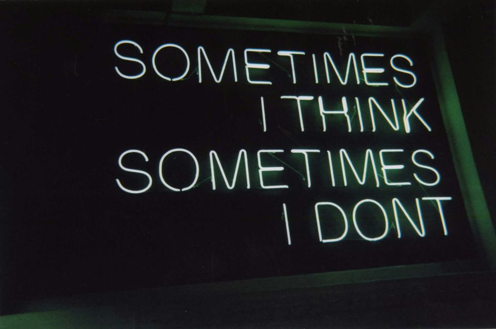 Schild mit weisser Schrift: Sometimes I think Somethimes I don't ; auf schwarzem Grund 