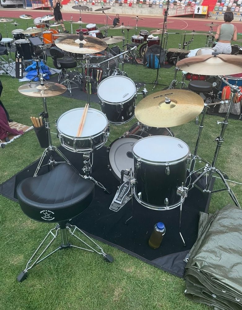 Schlagzeug im Fussballstadion nachmittags vor der großen Show am Abend.