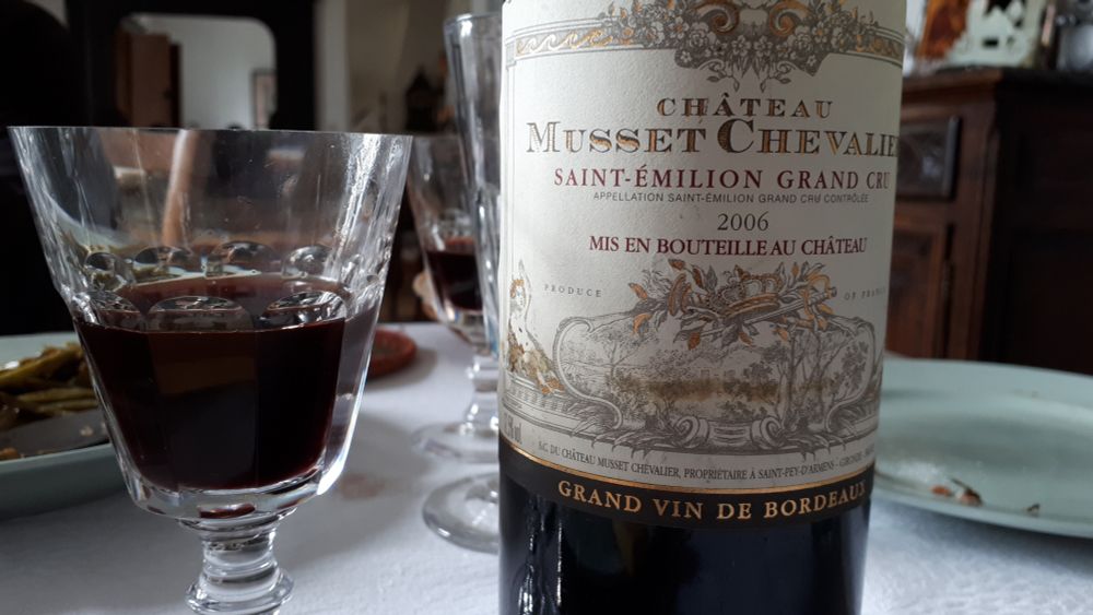 Verre de vin avec une bouteille de Saint Émilion.