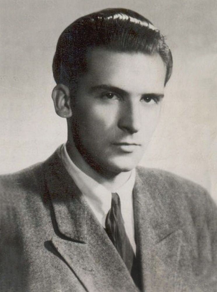 19.2.1949 byli na Pankráci zavražděni Miroslav Choc a Slavoj Šádek, kteří byli odsouzeni v politickém procesu známém jako „protistátní spiknutí Choc a spol.“ Tento proces byl jedním z mnoha vykonstruovaných soudních řízení komunistického režimu zaměřených na potlačení opozice a zastrašení veřejnosti.
Miloslav Choc byl mladý muž, který se po únoru 1948 zapojil do protikomunistických aktivit. Byl obviněn z vraždy komunistického funkcionáře majora Augustina Schramma, která se odehrála 27. května 1948. Okolnosti této vraždy však zůstávají nejasné, a dodnes není jisté, zda byl Choc skutečným pachatelem.
Slavoj Šádek, blízký spolupracovník Choce, byl obviněn z napomáhání při této vraždě a z účasti na protistátním spiknutí. Oba byli zatčeni Státní bezpečností (StB) a podrobeni brutálnímu mučení.
Proces a rozsudek
Proces s Chocem, Šádkem a dalšími obžalovanými se konal v listopadu 1948 před Státním soudem v Praze. Bylo to exemplární politické divadlo, jehož cílem bylo demonstrovat tvrdý postoj režimu vůči opozici. Oba byli odsouzeni k trestu smrti za údajnou špionáž, velezradu a vraždu.
Zavražděni byli 19. února 1949 v ranních hodinách.
Oba byli rehabilitováni po pádu komunistického režimu – Miloslav Choc v roce 1990 a Slavoj Šádek o rok později. Tento případ je dnes považován za symbol represivní politiky komunistického Československa.