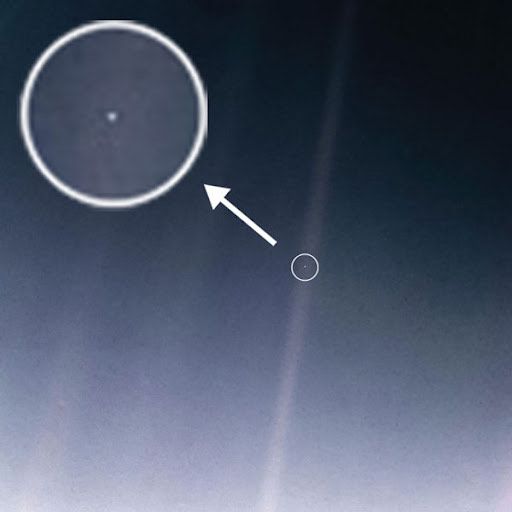 Pale Blue Dot Image.
Zeigt die Erde als kleinen Punkt im Weltraum, fotografiert von Voyager 1 aus einer Entfernung von Kilometern.