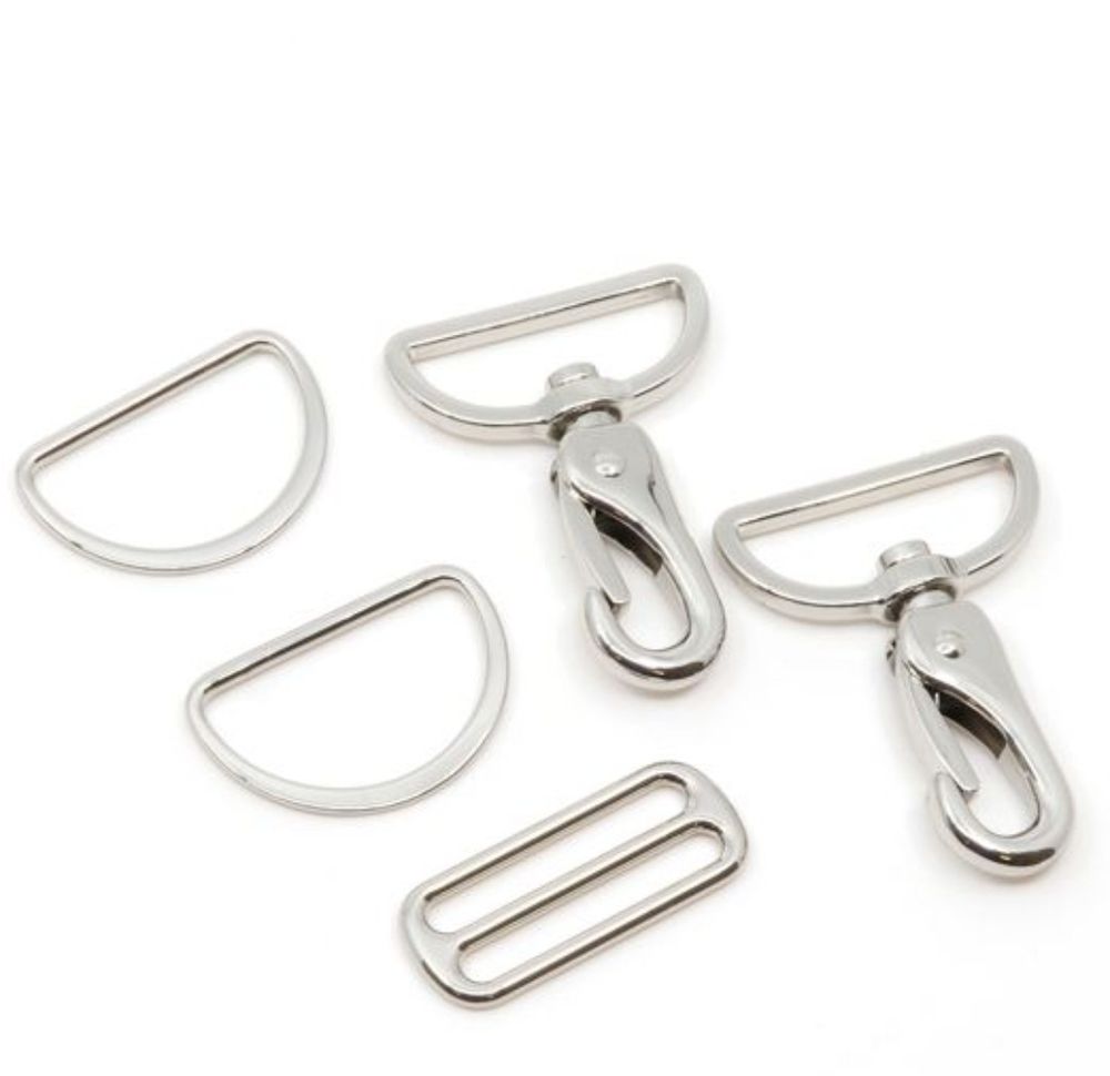 Karabinerhaken und halbrunde Metall Ringe. Zubehör um Riemen an Taschen zu befestigen.