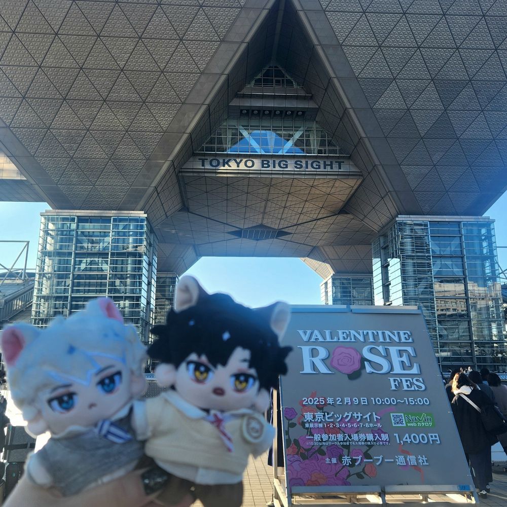 Guangshi plushies posed in front of Tomyo Big Sight