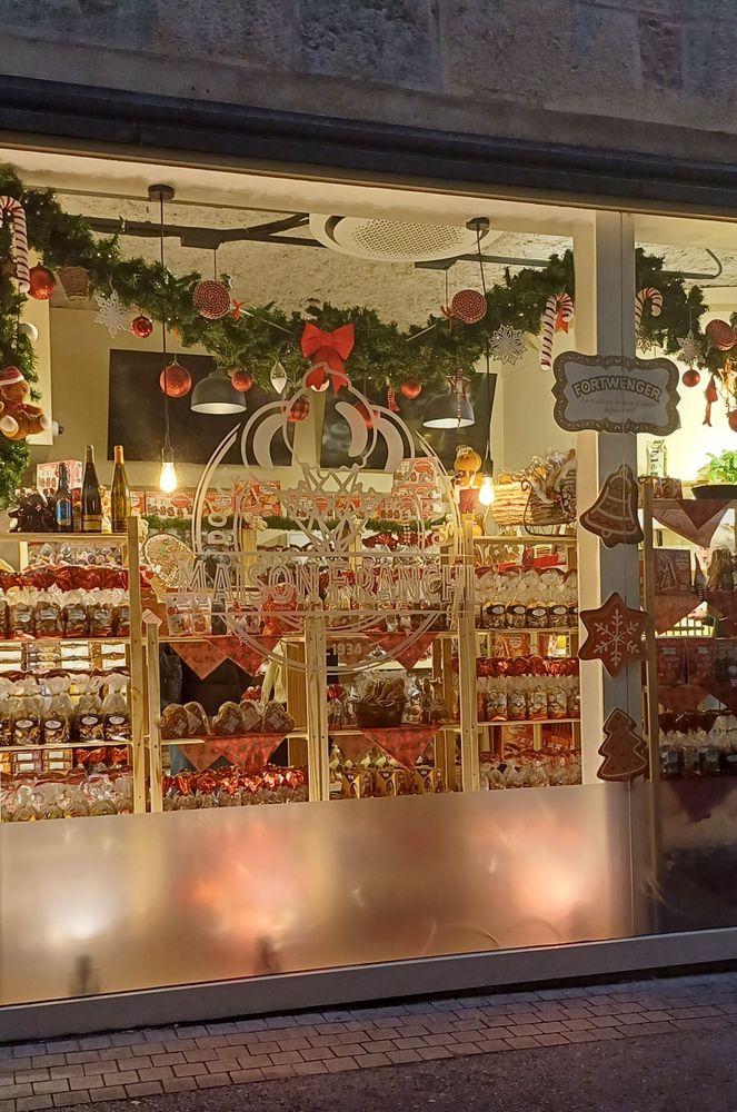 Vitrine présentant des bredele (gâteaux de Noël alsaciens)