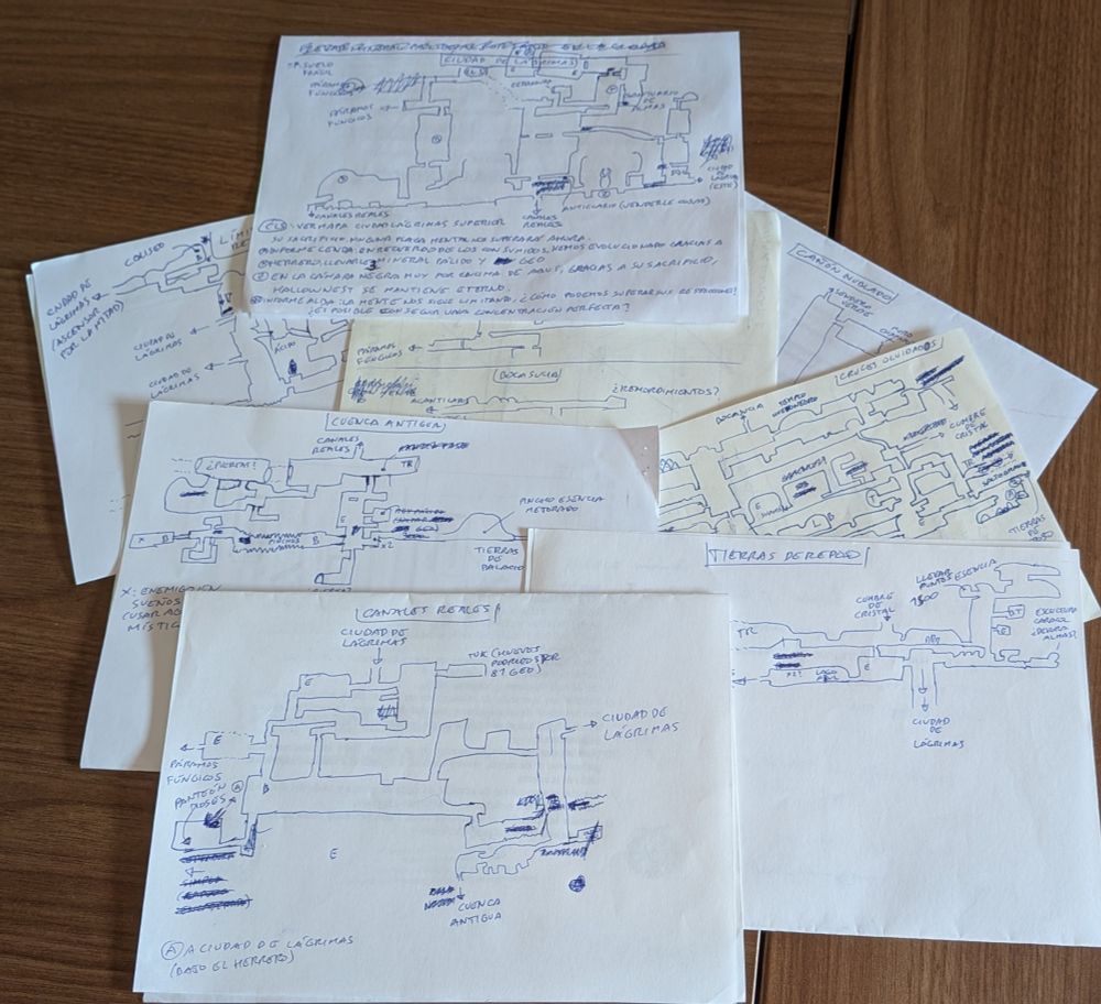 Mapas creados a mano con papel y boli