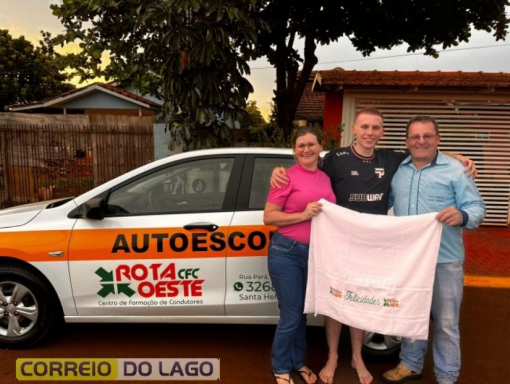 Jovem completa 18 anos e recebe a primeira habilitação no CFC Rota Oeste como presente dos pais em Santa Helena