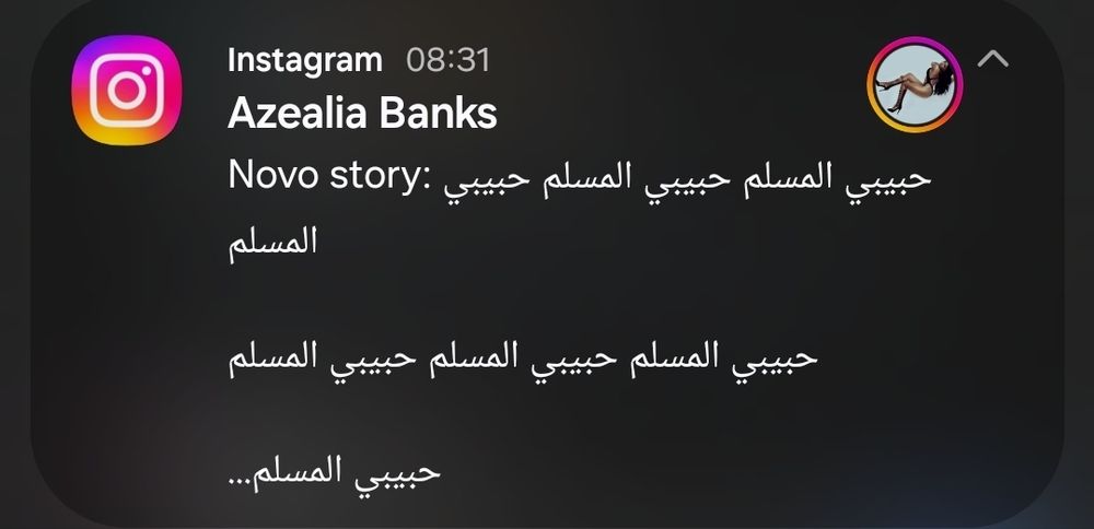 print do instagram da azelaia banks escrevendo em árabe 