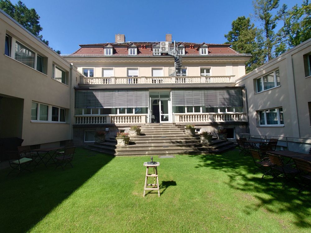 Europäische Akademie in Berlin 
Blick vom Innenhof auf die Villa 
