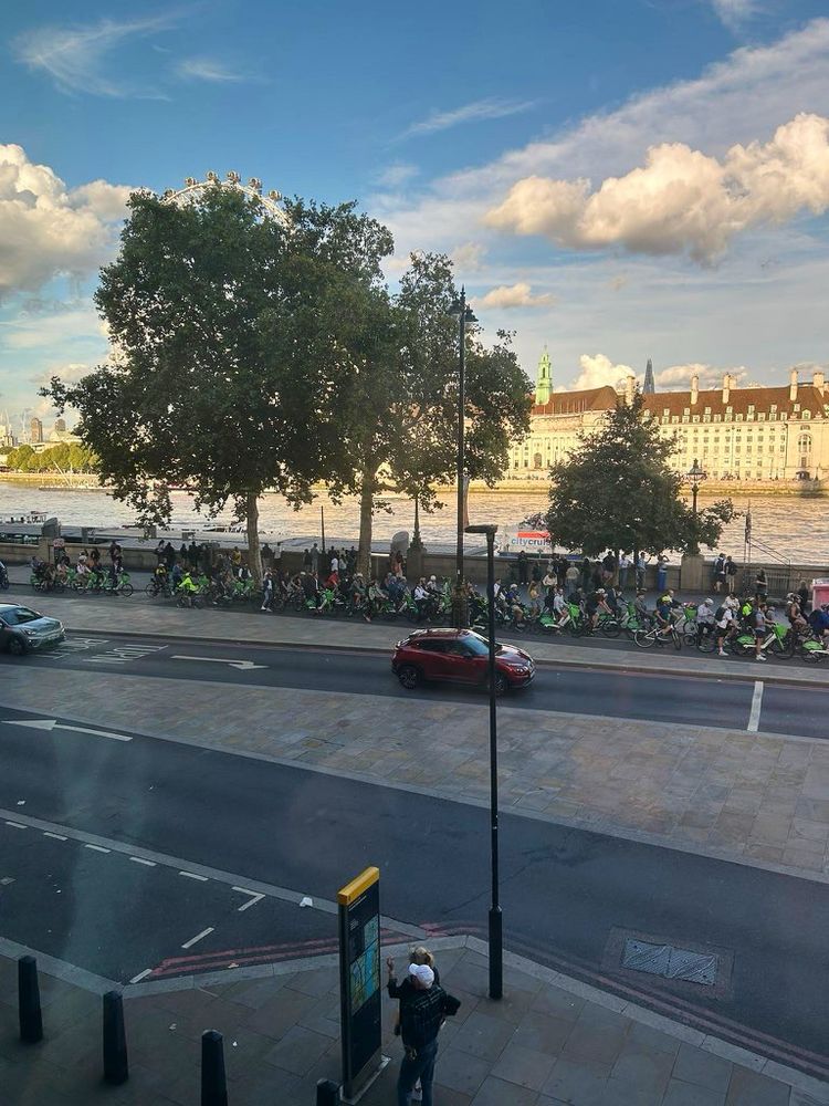 Cyclists queue up on embankment 
