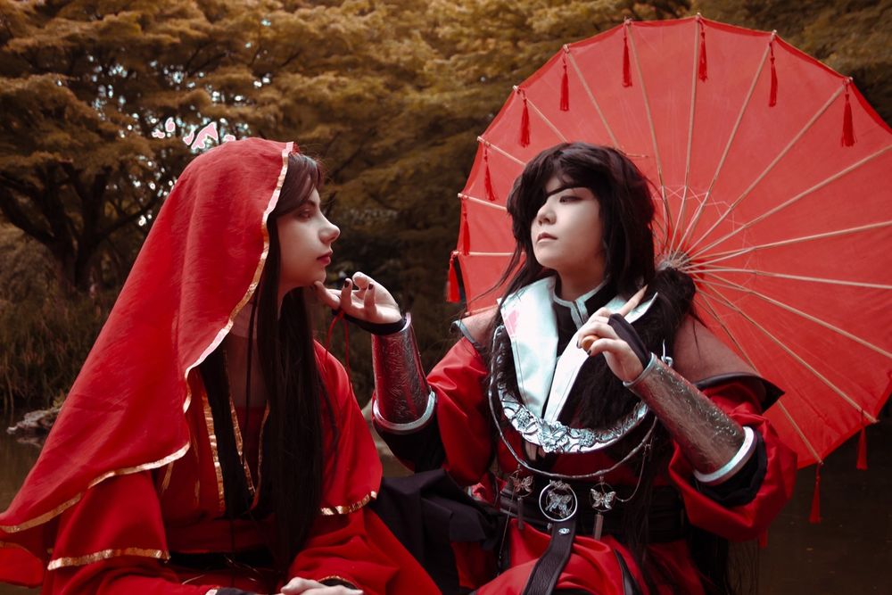 Cosplays of Tian Guan Ci Fu, 
Xie Lian in his brind outfit cosplayed by Edely on the left and Hua Cheng cosplayed by Circanem on the right