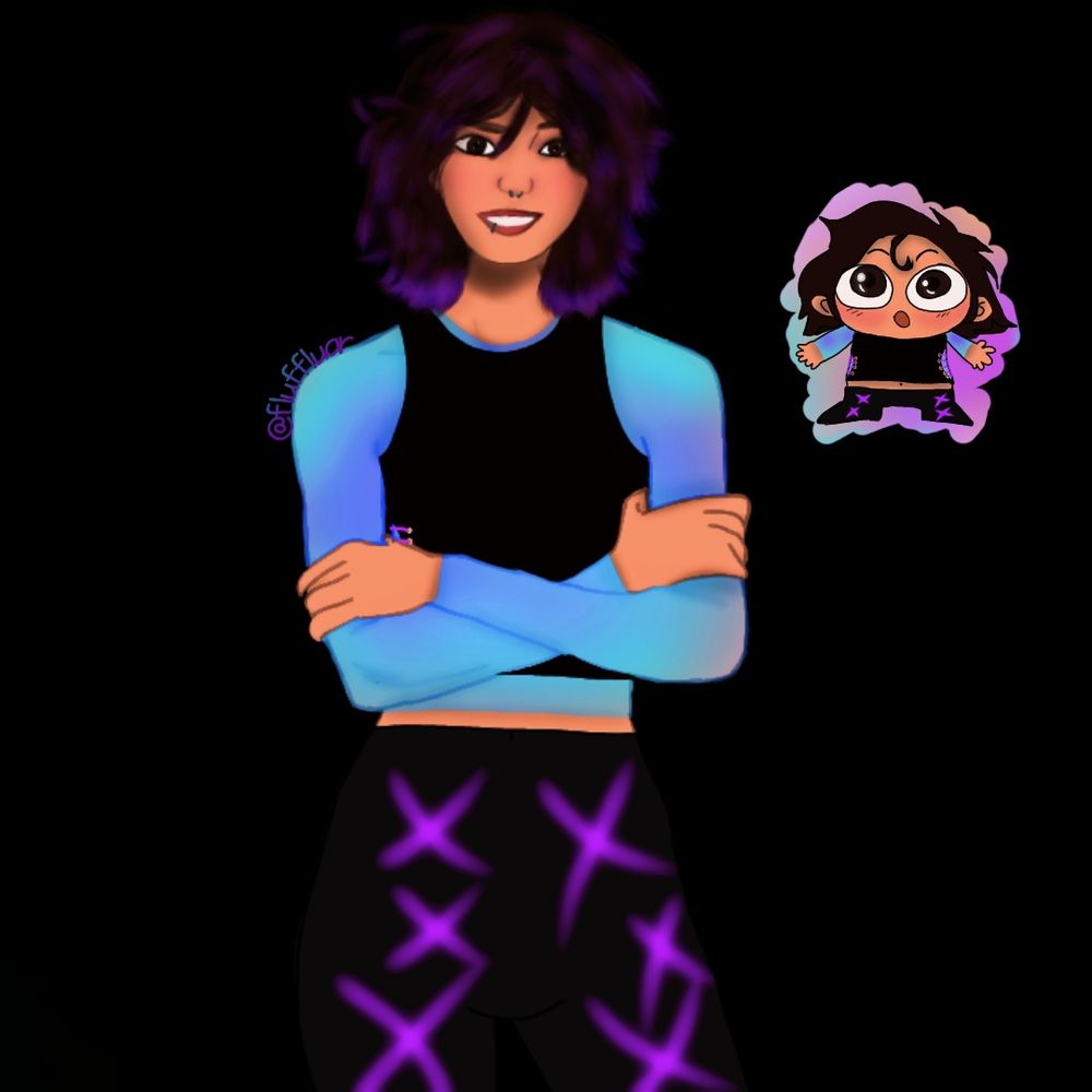 Desenho digital de uma pessoa não binária jovem sorridente com cabelos curtos e ondulados castanhos com pontas na cor roxa, vestindo uma blusa de mangas longas azul e preta, e calças pretas com detalhes em forma de 'X' roxos brilhantes. Ela está com os braços cruzados, aparentando confiança, enquanto olha diretamente para frente. Ao lado direito da jovem, há uma versão chibi (estilo de desenho com cabeça grande e corpo pequeno) dela mesma, com expressão surpresa, usando uma roupa semelhante. O fundo é completamente preto, destacando as figuras no centro da imagem.