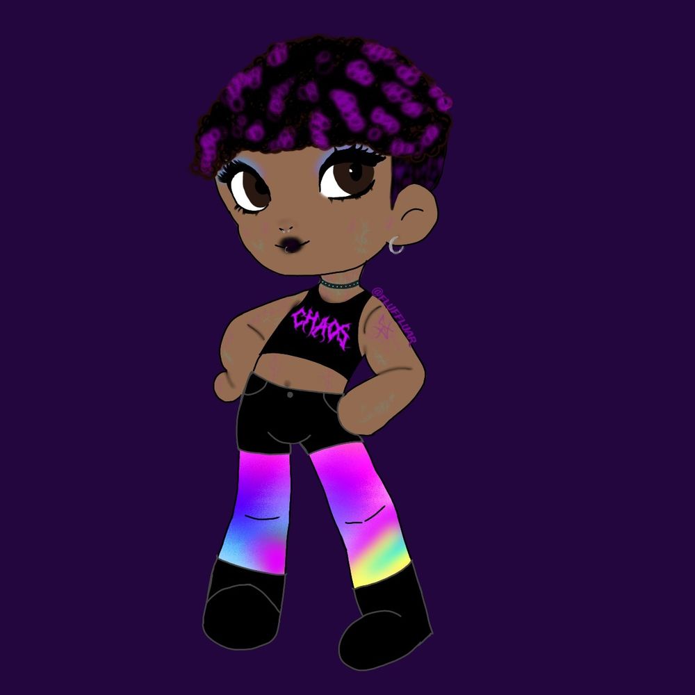 Uma arte de estilo chibi retrata uma personagem com uma atitude confiante. Ela tem pele morena, olhos grandes e expressivos, lábios escuros, e algumas veias roxas e ciano em seu corpo. Seus cabelos curtos e cacheados são de cor castanho com mechas roxas. Ela veste uma blusa preta curta com a palavra "CHAOS" em letras roxas e brilhantes, um short preto com uma meia calça de cores neon, variando entre rosa, roxo, azul e amarelo, e botas pretas. A personagem também usa uma gargantilha preta com detalhes ciano e tem uma tatuagem roxa do símbolo de energia (ordem paranormal) visível no braço esquerdo. A expressão e postura transmitem uma sensação de força e ousadia. O fundo da arte é roxo escuro, destacando as cores vibrantes da personagem. Por cima de seu ombro é possível ver a marca d'água do artista @fluffluar.