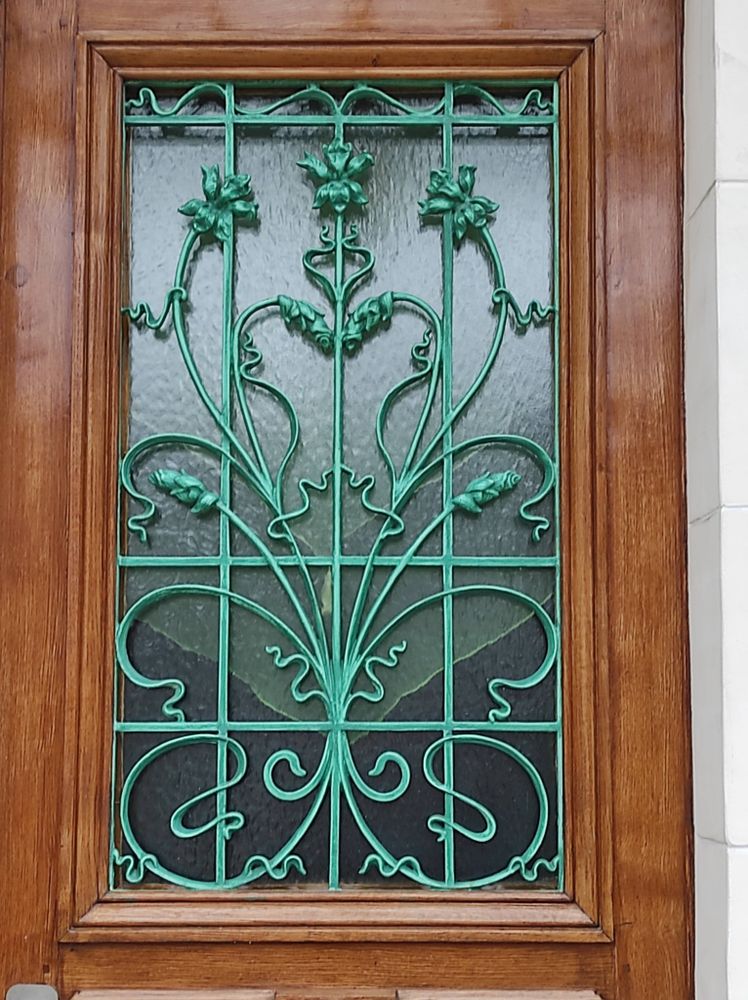 Détail de la ferronnerie art nouveau de la porte